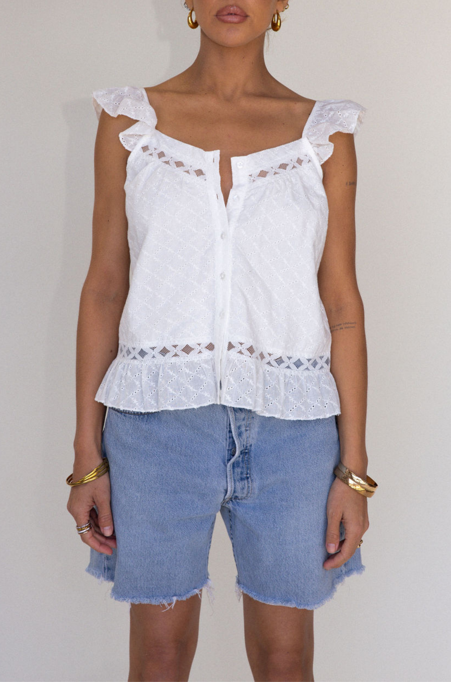 white Eyelet woven top
Button down closure
Lace detailing
Flare hem
Partially lined
summer top