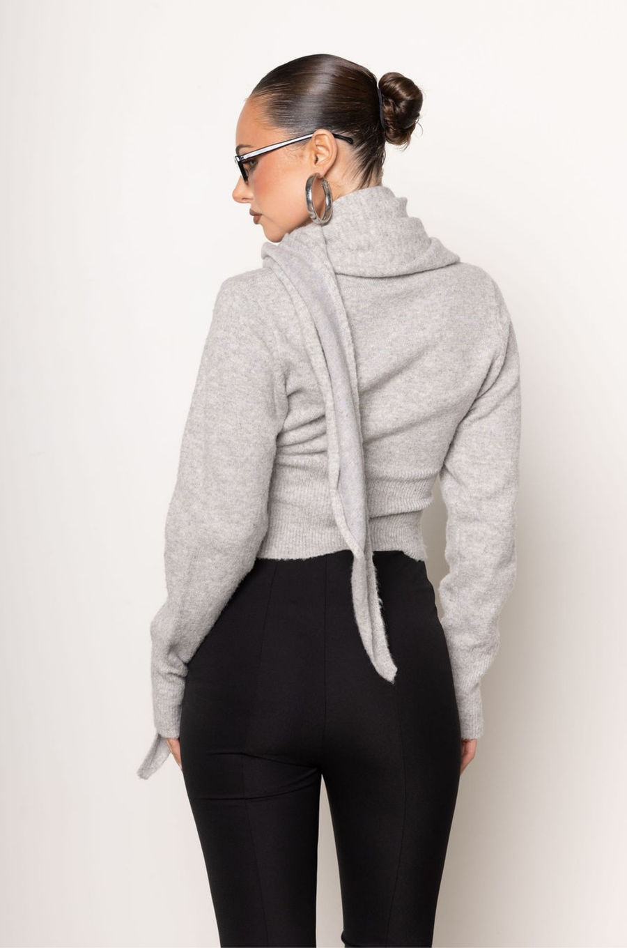 Fuzzy cardigan sweater
Comes with scarf
Snap button down closure
Ribbed hemline and arm hemline
Unlined
grey cardigan
grey scarf
holiday outfit