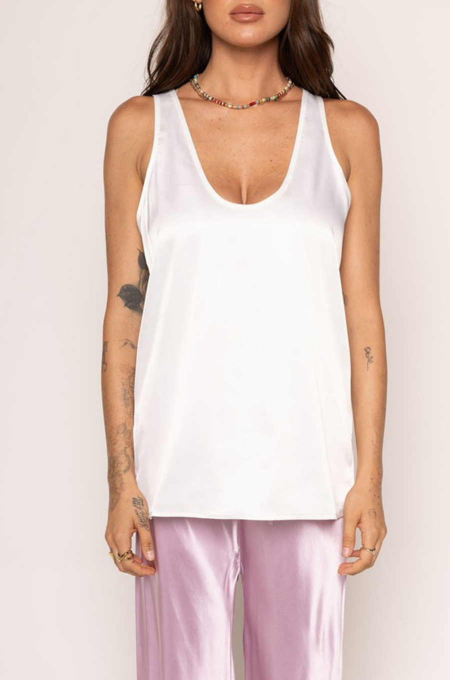 white Satin relaxed tank top
Scoop neckline
Unlined