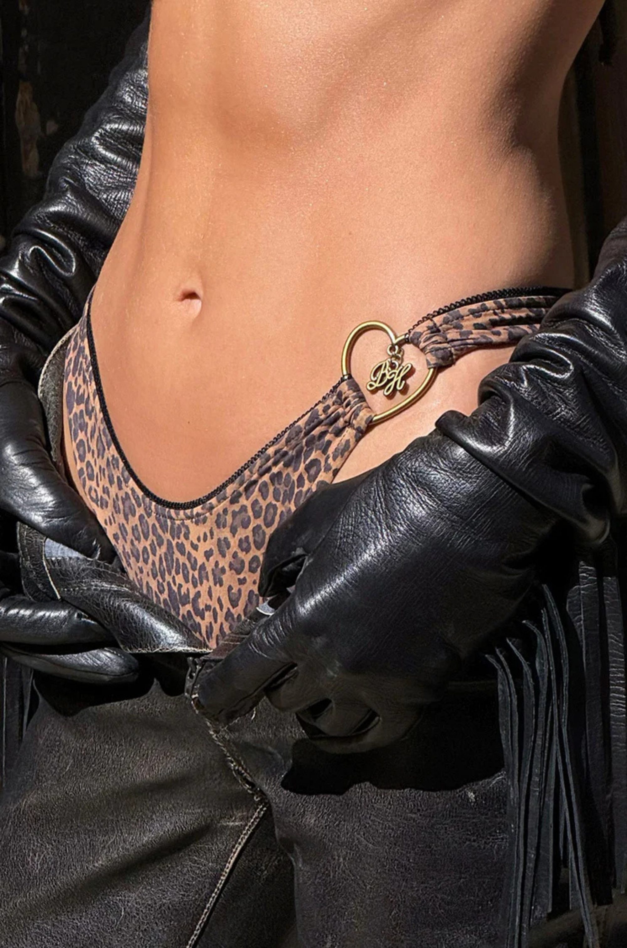 leopard Micro bikini bottom with front dip
Slimming high leg cut
Dainty black trim
Special Bella Hadid x Frankies Bikinis heart charm