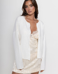 white Knit long sleeve cardigan
Rolled collar
Button down closure
Unlined
ivory cardigan