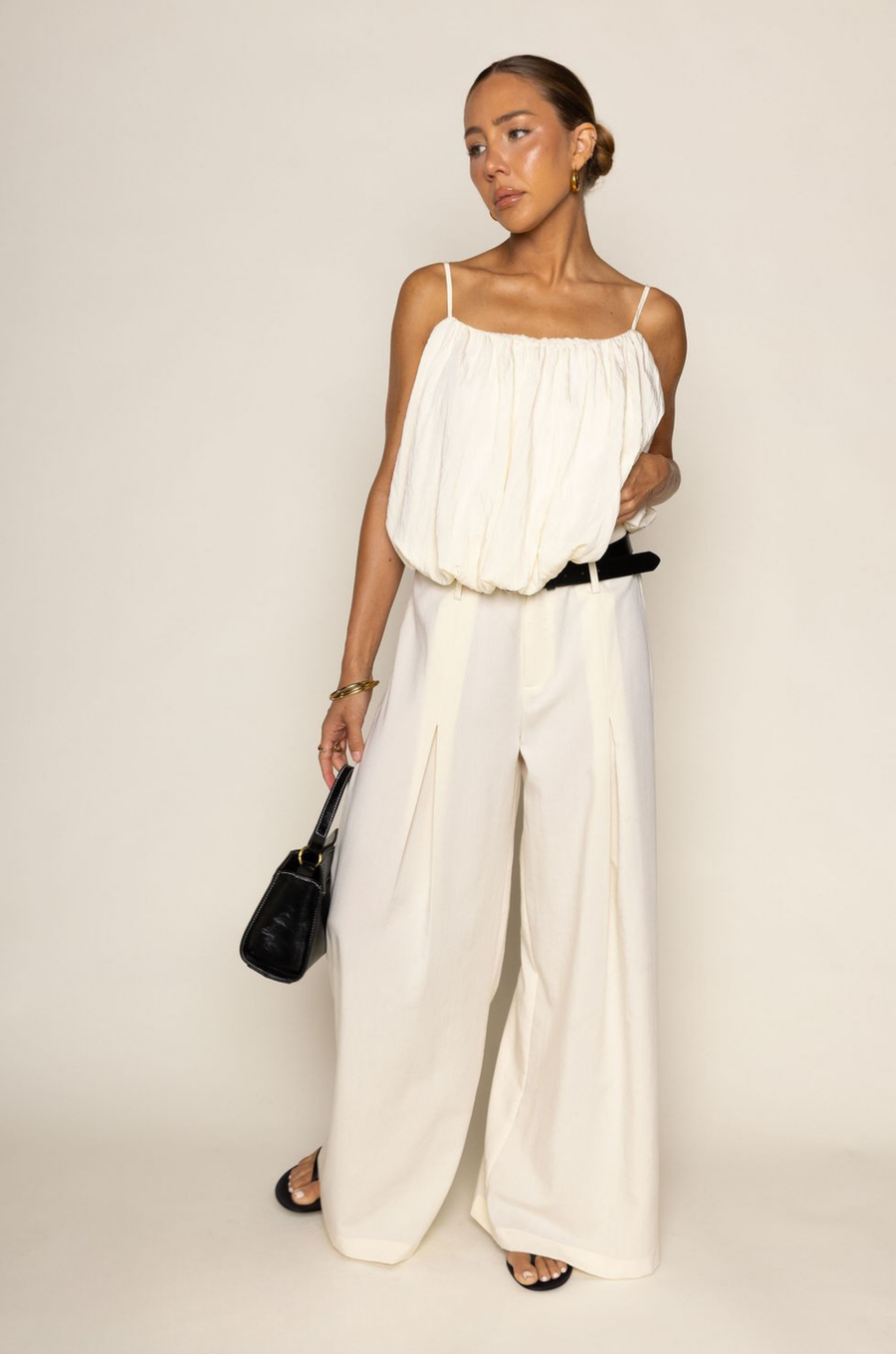 cream ivory Wide leg gathered pants
Belt loops
Eye hook and zipper closure
Comes with a black belt
Unlined
wide leg work slacks
office wear
work pants