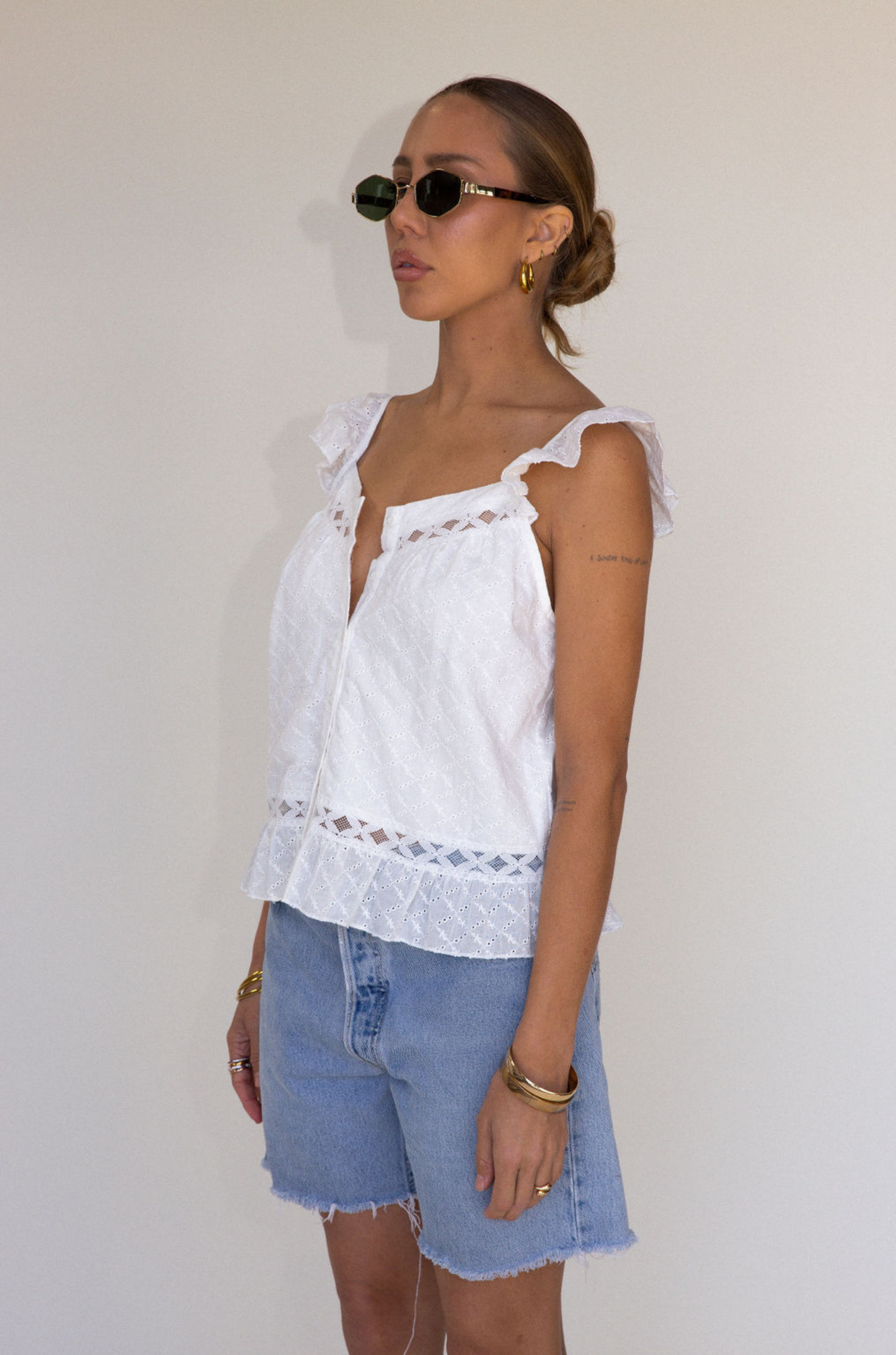 white Eyelet woven top
Button down closure
Lace detailing
Flare hem
Partially lined
summer top