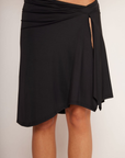 Asymmetrical waist mini skirt
Asymmetrical V cut waist
High-low
Lined
black midi skirt