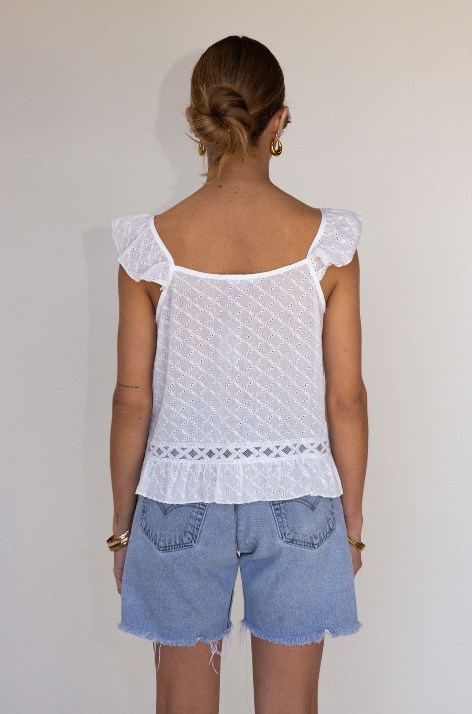 white Eyelet woven top
Button down closure
Lace detailing
Flare hem
Partially lined
summer top