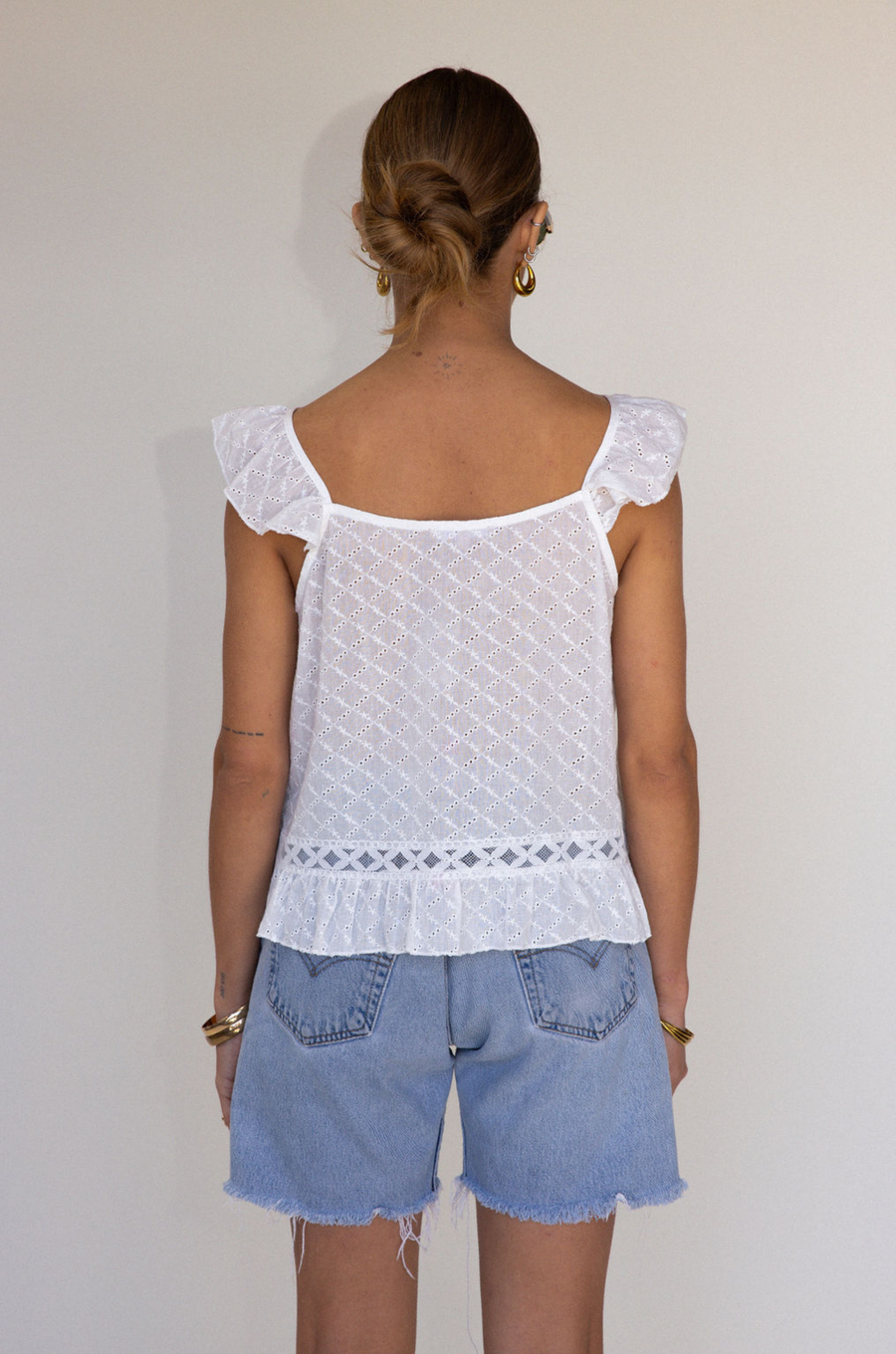 white Eyelet woven top
Button down closure
Lace detailing
Flare hem
Partially lined
summer top