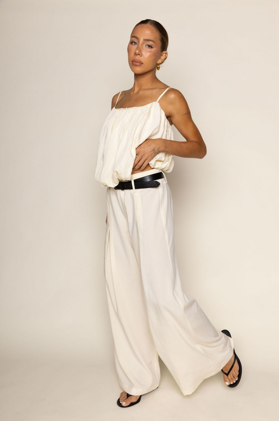cream ivory Wide leg gathered pants
Belt loops
Eye hook and zipper closure
Comes with a black belt
Unlined
wide leg work slacks
office wear
work pants