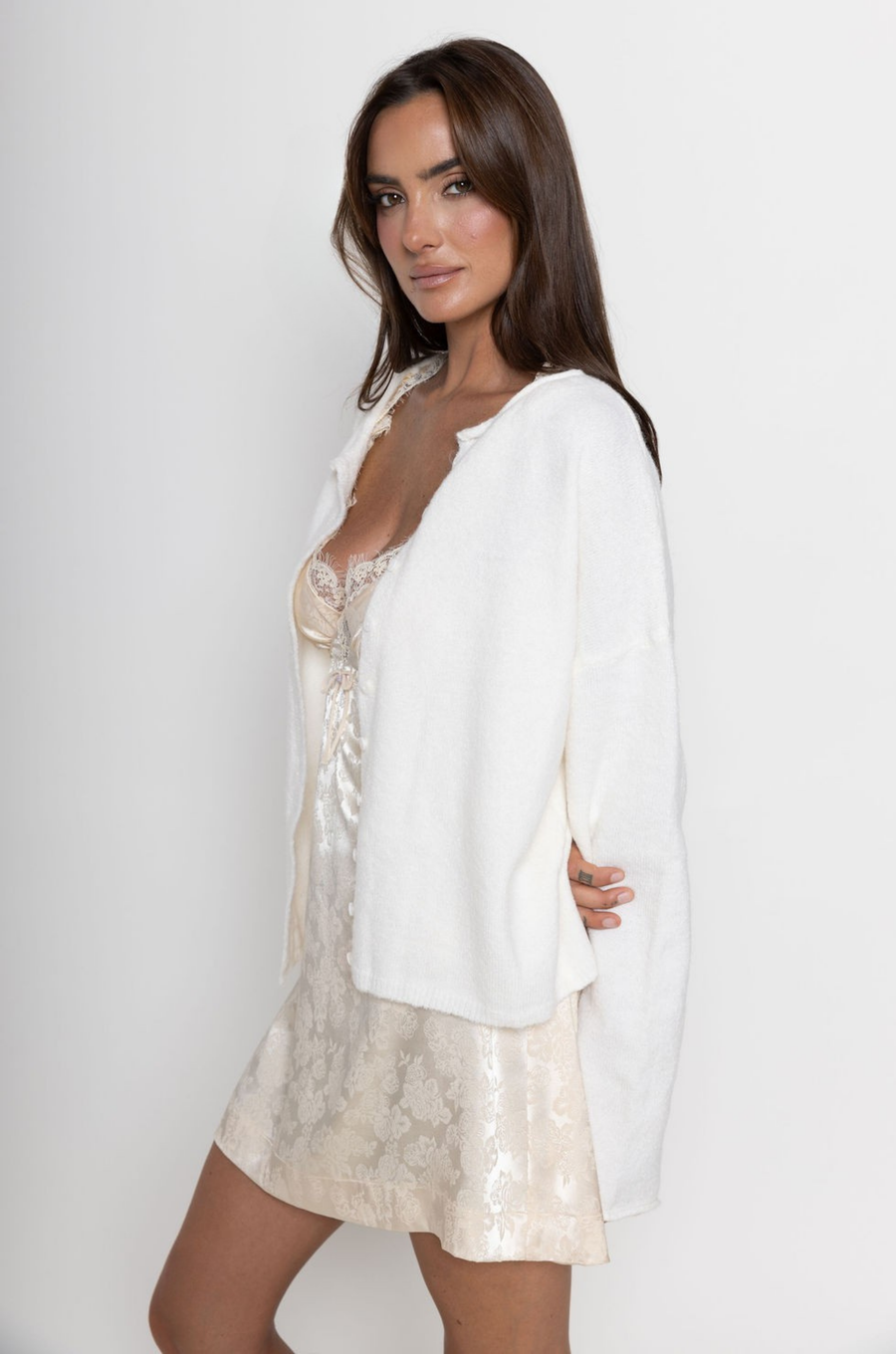 white Knit long sleeve cardigan
Rolled collar
Button down closure
Unlined
ivory cardigan