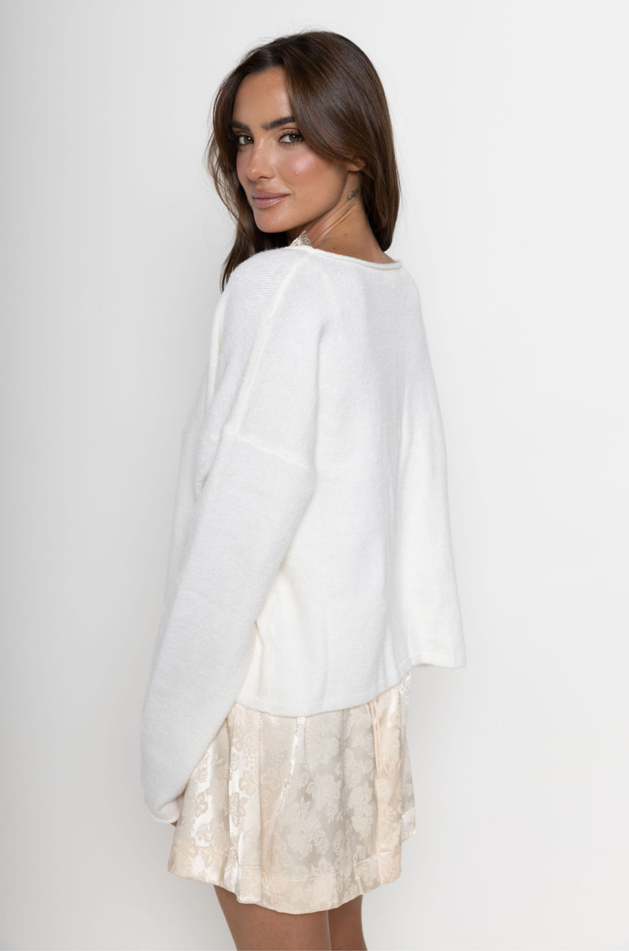 white Knit long sleeve cardigan
Rolled collar
Button down closure
Unlined
ivory cardigan
