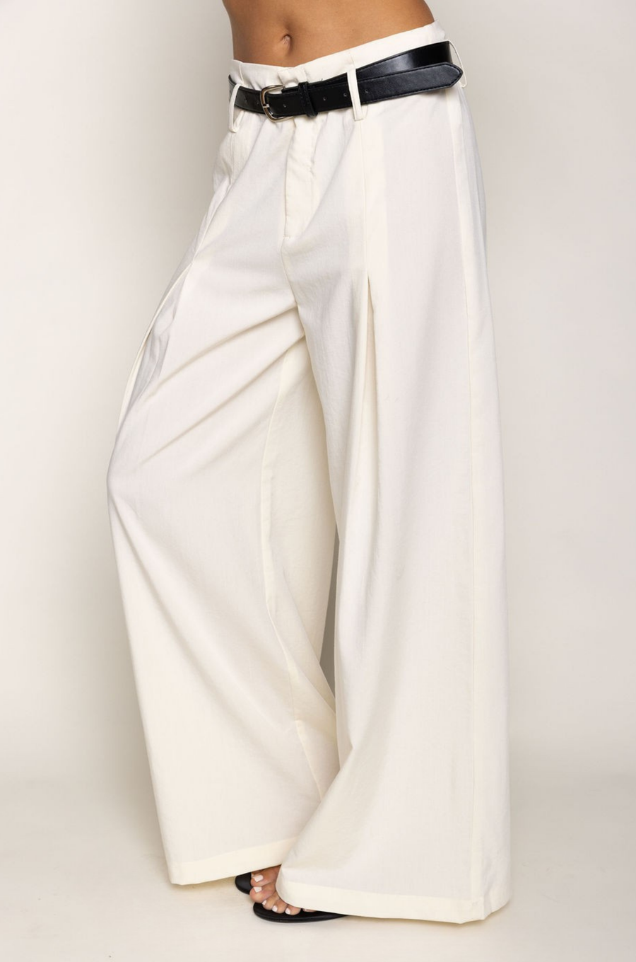 cream ivory Wide leg gathered pants
Belt loops
Eye hook and zipper closure
Comes with a black belt
Unlined
wide leg work slacks
office wear
work pants