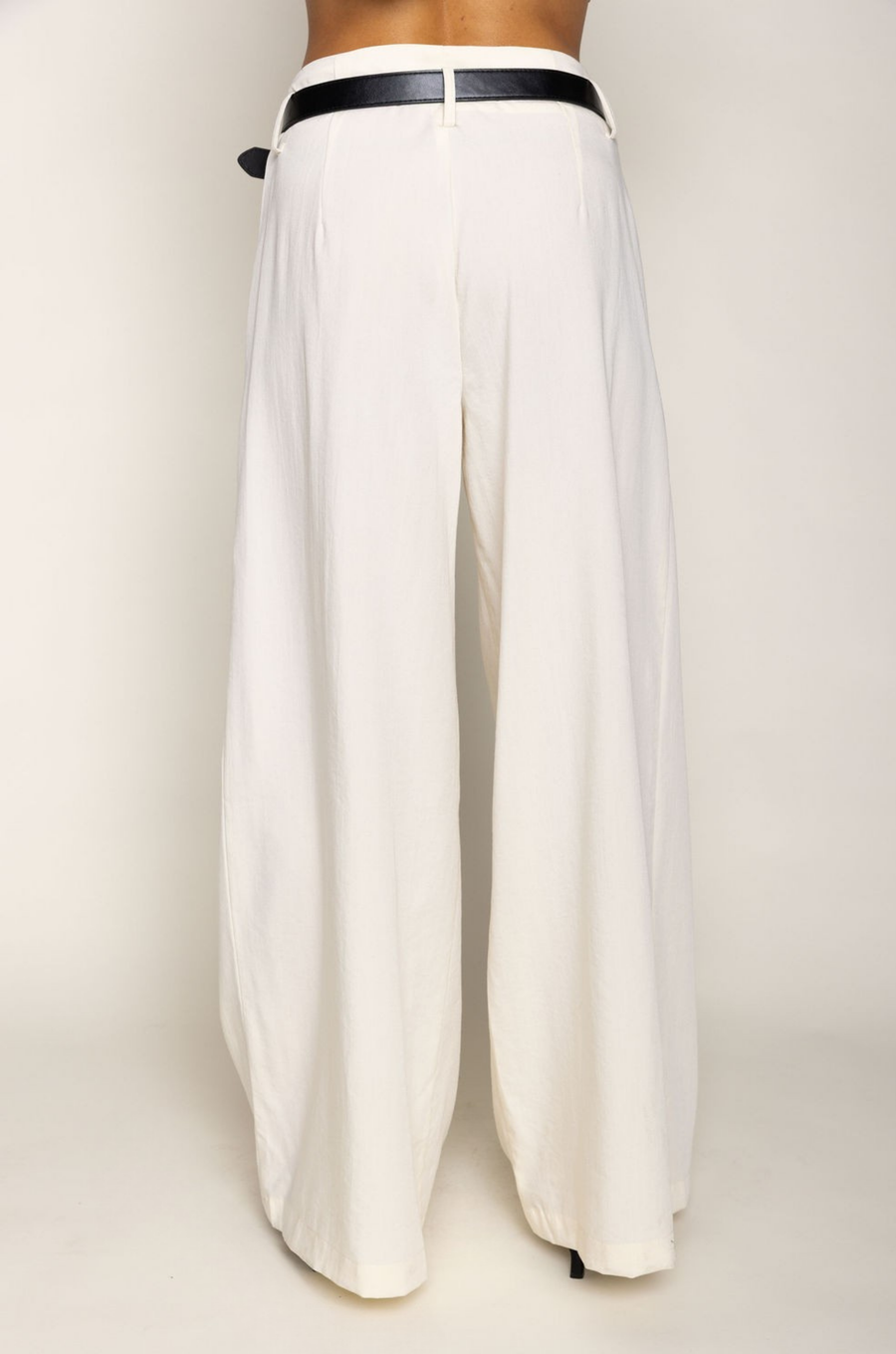 cream ivory Wide leg gathered pants
Belt loops
Eye hook and zipper closure
Comes with a black belt
Unlined
wide leg work slacks
office wear
work pants