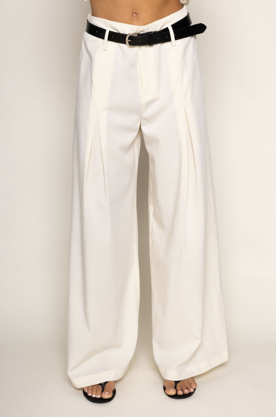 cream ivory Wide leg gathered pants
Belt loops
Eye hook and zipper closure
Comes with a black belt
Unlined
wide leg work slacks
office wear
work pants