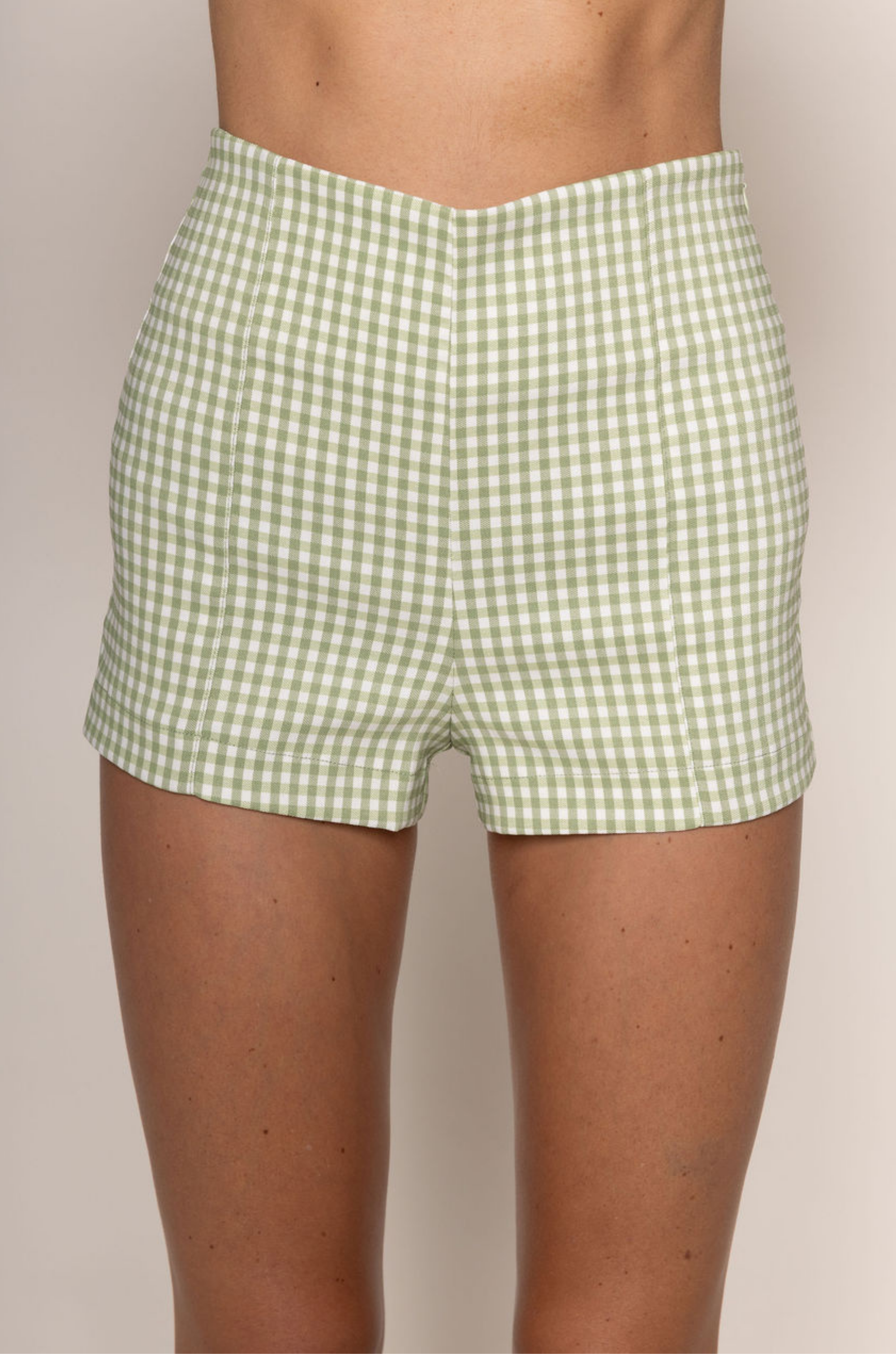 green Gingham printed micro short
High waisted
Side zipper closure
Unlined
summer shorts
sprint shorts
spring outfit
summer outfit