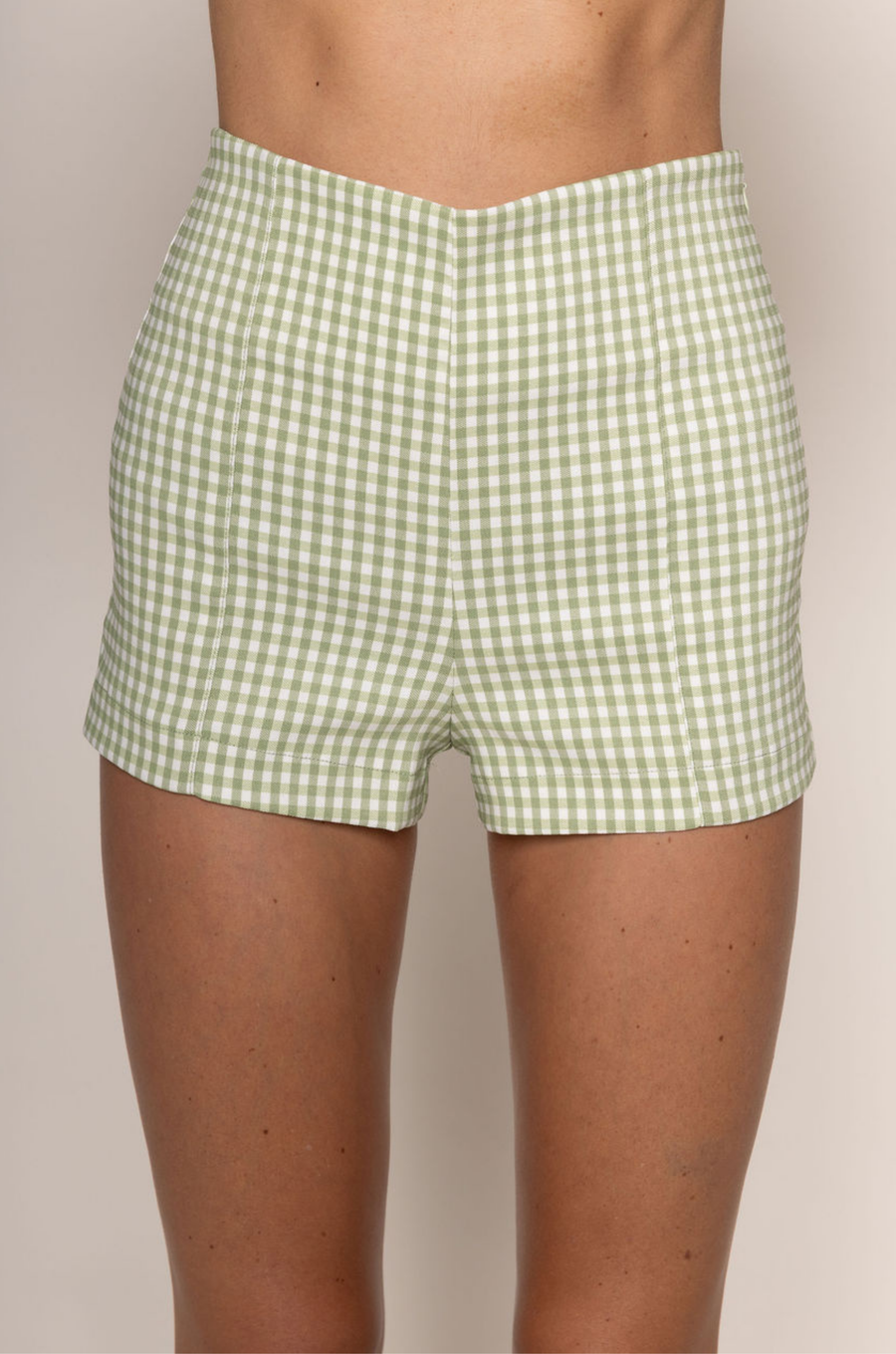 green Gingham printed micro short
High waisted
Side zipper closure
Unlined
summer shorts
sprint shorts
spring outfit
summer outfit