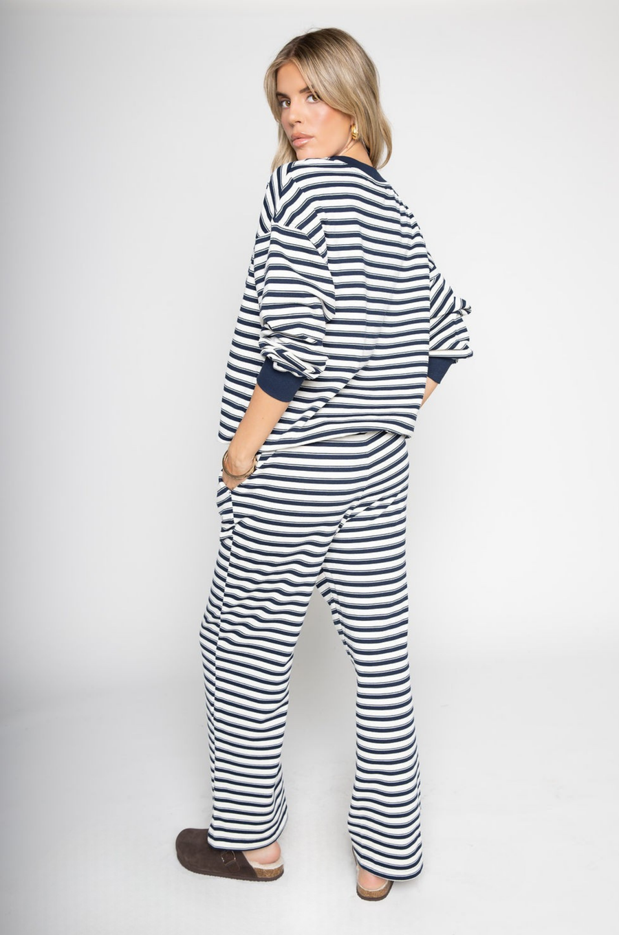 white and blue striped lounge sweat set
cute loungewear
fall sweat set
cute sweat set
Striped sweater top
Contract crew neckline and hemline
Unlined
Length: 24.5"
Cotton/Polyester/Spandex

BOTTOM
Striped sweater pants
Elastic waistband
Side pockets
Unlined
Waist: 26" Length: 40.5" Rise: 12"
Cotton/Polyester/Spandex