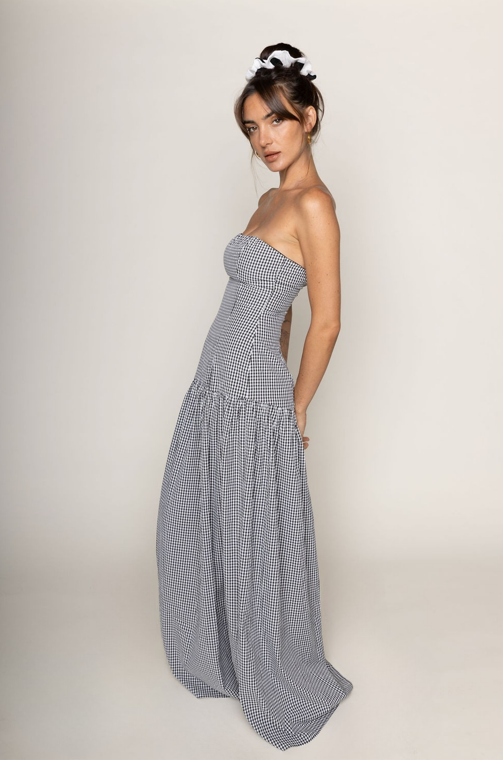 black and white Gingham printed strapless maxi dress
Drop waist
Back zipper closure
Bust is lined
gingham wedding guest dress
tube top maxi dress