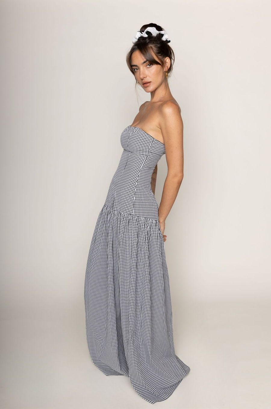 black and white Gingham printed strapless maxi dress
Drop waist
Back zipper closure
Bust is lined
gingham wedding guest dress
tube top maxi dress