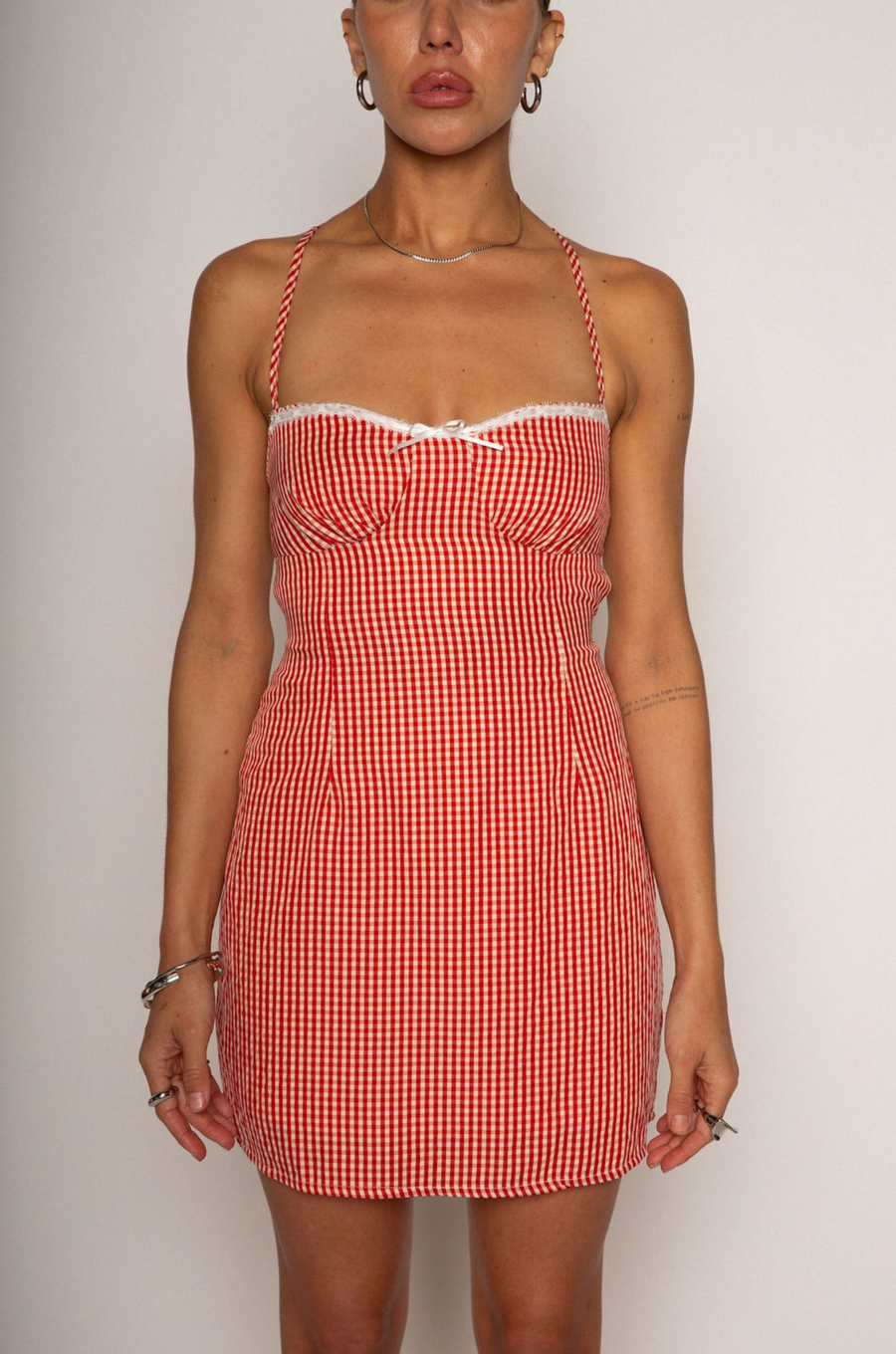 Gingham woven dress
Adjustable crisscross back tie straps
Back hook and eye and zipper closure
Fully lined
red Summer gingham Dress