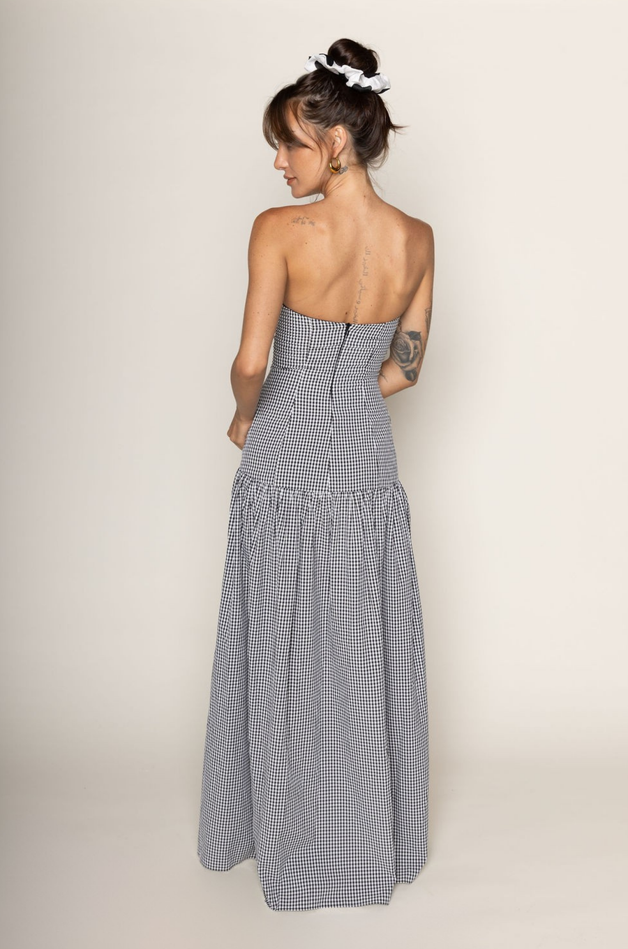 black and white Gingham printed strapless maxi dress
Drop waist
Back zipper closure
Bust is lined
gingham wedding guest dress
tube top maxi dress