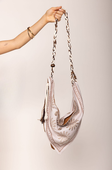 Triangle tote bag
Sun design
Twisted braided strap
Side tassel detail
Inner pocket
Magnetic closure