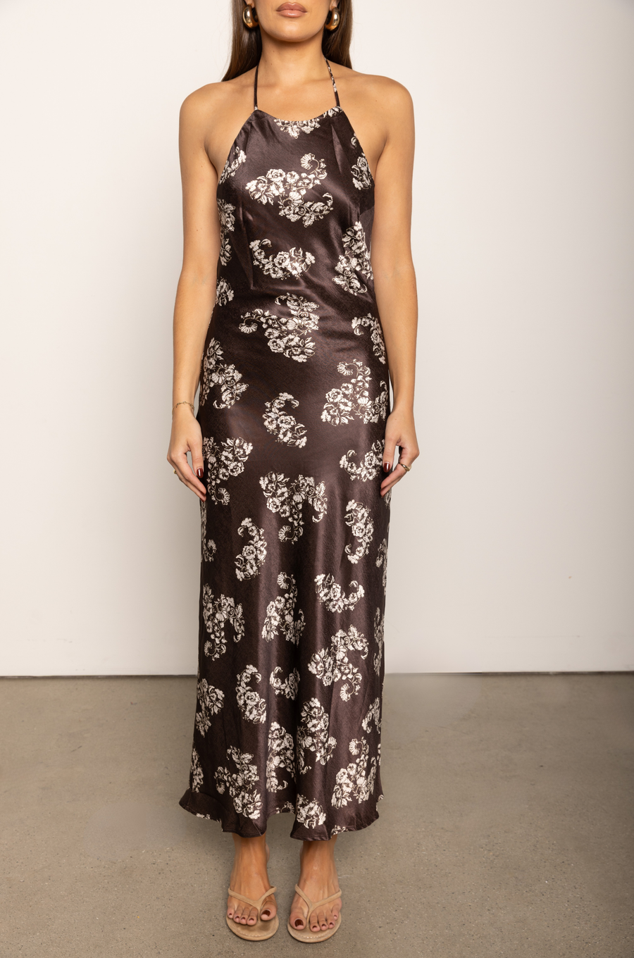 brown Floral printed satin maxi dress
Adjustable halter neckline with tie closure
Adjustable back strap
Side hook and eye and zipper closures
Fully lined
fall wedding guest dress
thanksgiving dress