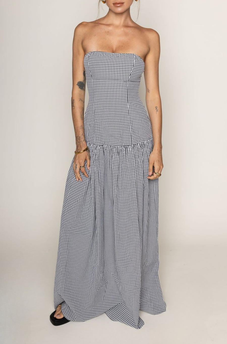 black and white Gingham printed strapless maxi dress
Drop waist
Back zipper closure
Bust is lined
gingham wedding guest dress
tube top maxi dress