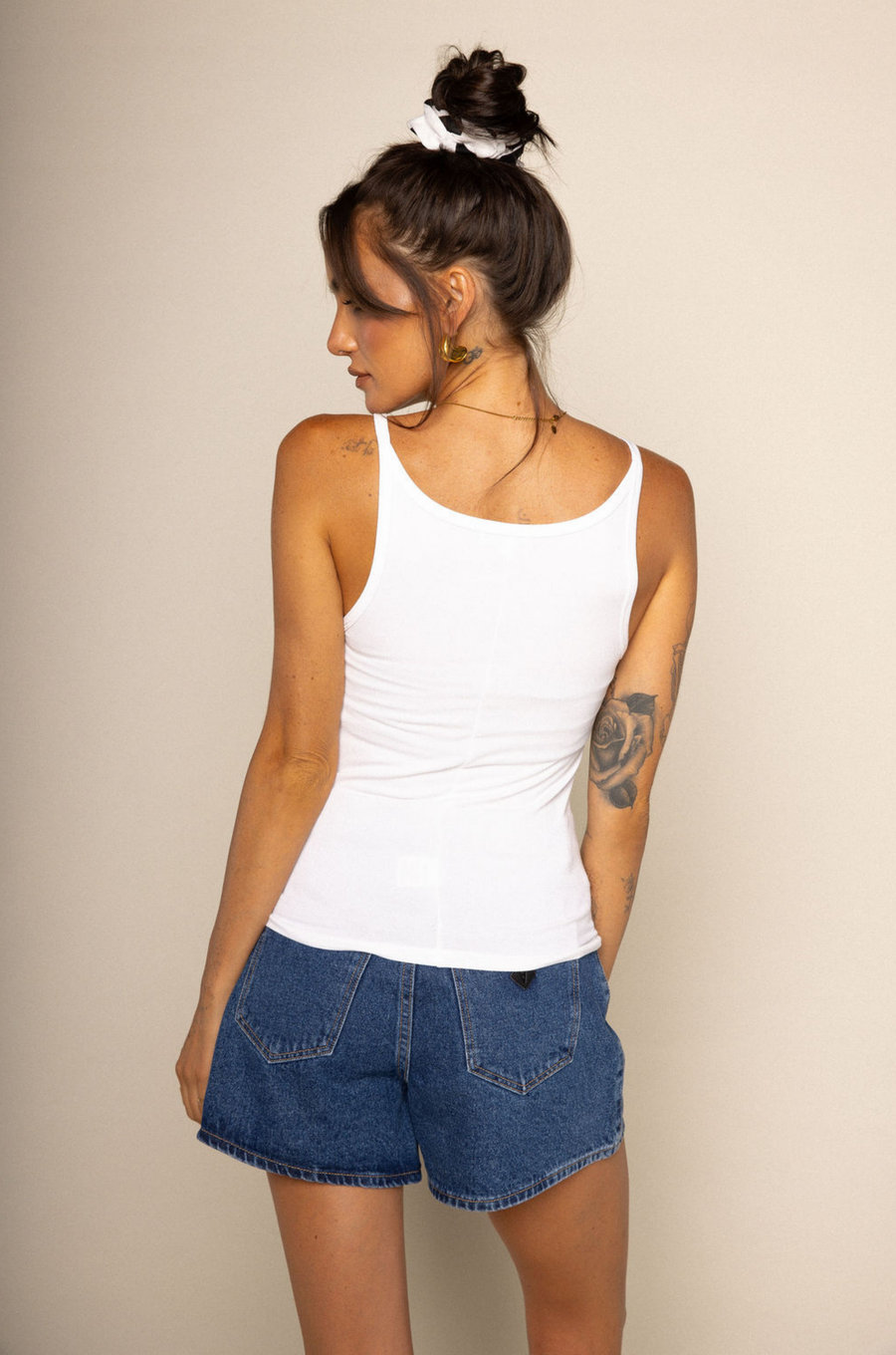 Baby ribbed tank top
Scoop neck
Sleeveless
Fitted
Fixed straps
Midweight
white tank top