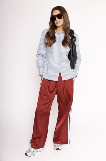 Satin track pant
Elastic waistband
Hidden adjustable drawstring
Contrast sport stripe on side
2 side pockets
Unlined
burgundy and baby blue track satin pant