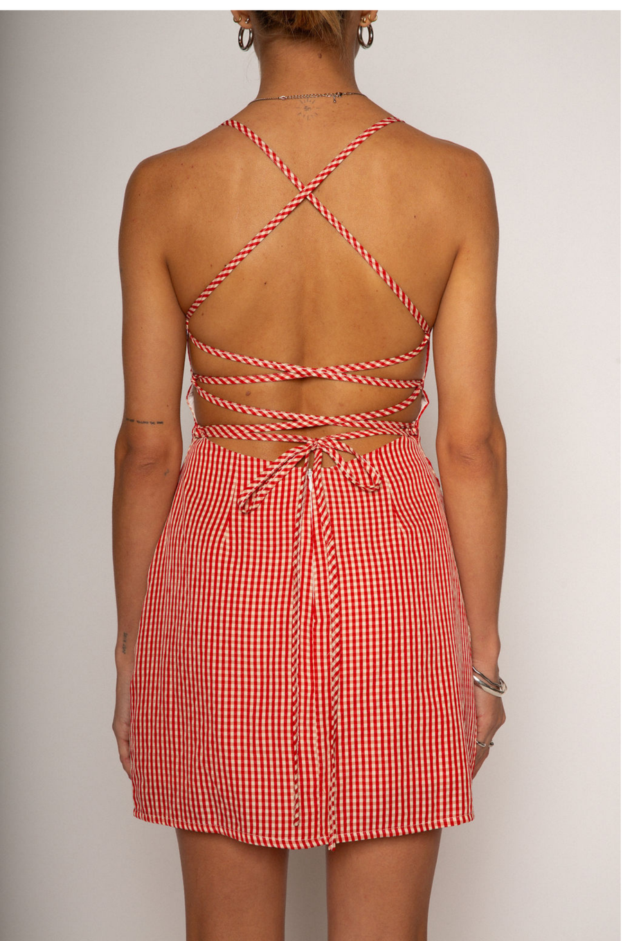 Gingham woven dress
Adjustable crisscross back tie straps
Back hook and eye and zipper closure
Fully lined
red Summer gingham Dress