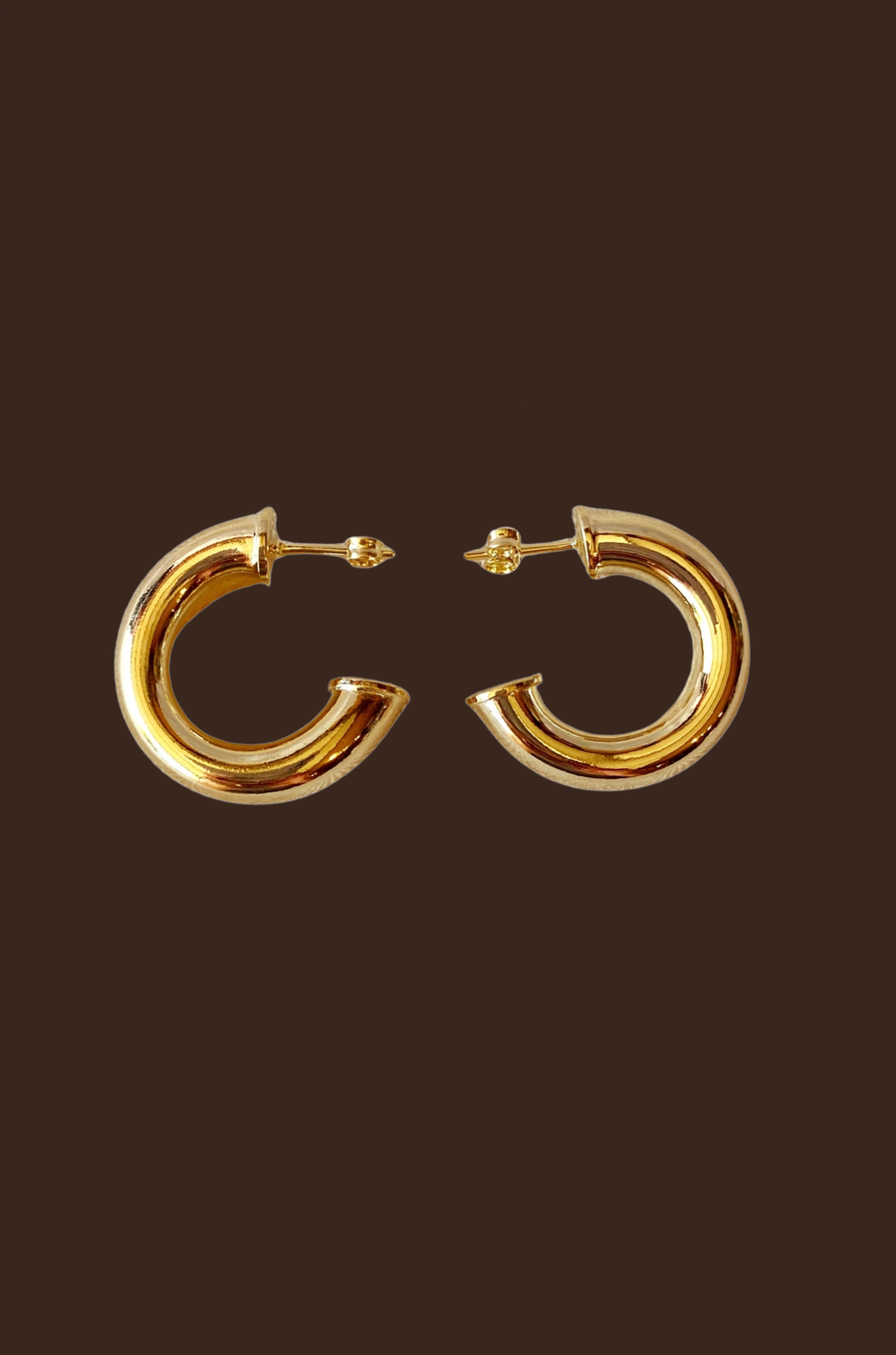 18k Gold filled 25mm&nbsp; chubby C-hoop earrings.
Metal: 18k gold-filled
Size: 25mm diameter
Thickness: 6.7 mm wide tube
Hypoallergenic
Nickel Free
Water-resistant
gold hoop earrings
