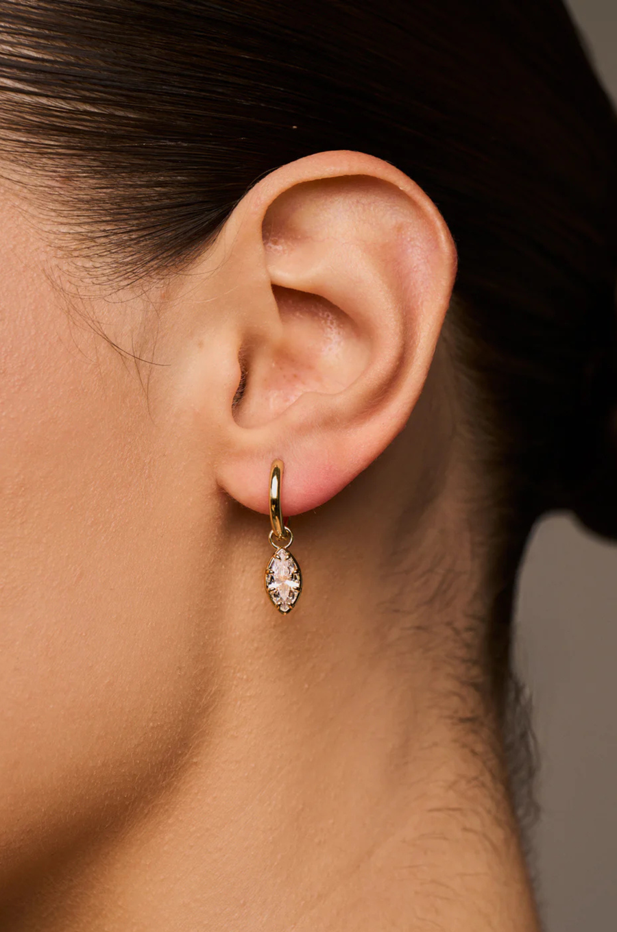 A charmed hoop featuring our most loved marquise cut that catches light with every move
Available in 14kt gold plated brass or Rhodium plated brass
Stones are white cz and measure 10mm x 5.0mm each
Snap Hinge Closure
Sold as a pair
gold cz earrings
fake diamond earrings