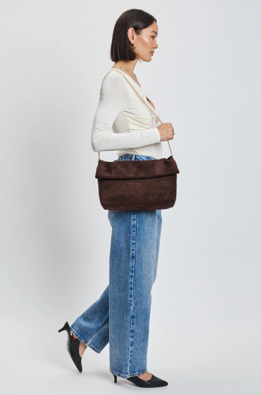 Crossbody faux suede purse
Removable chain strap
Outer zip pocket
Inner zip and slip pocket
Magnetic closure
Lined
Vegan Leather
chocolate brown faux seule clutch purse 
fall bag
fall clutch