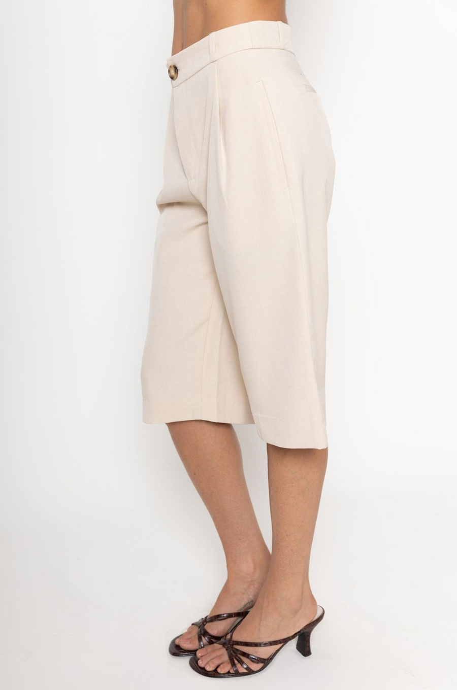 Pleated trouser jorts
Longline shorts
2 side pockets
2 faux back pockets
Button and fly closure
tan jorts
tan trouser jorts
trendy jorts
fall transition outfit