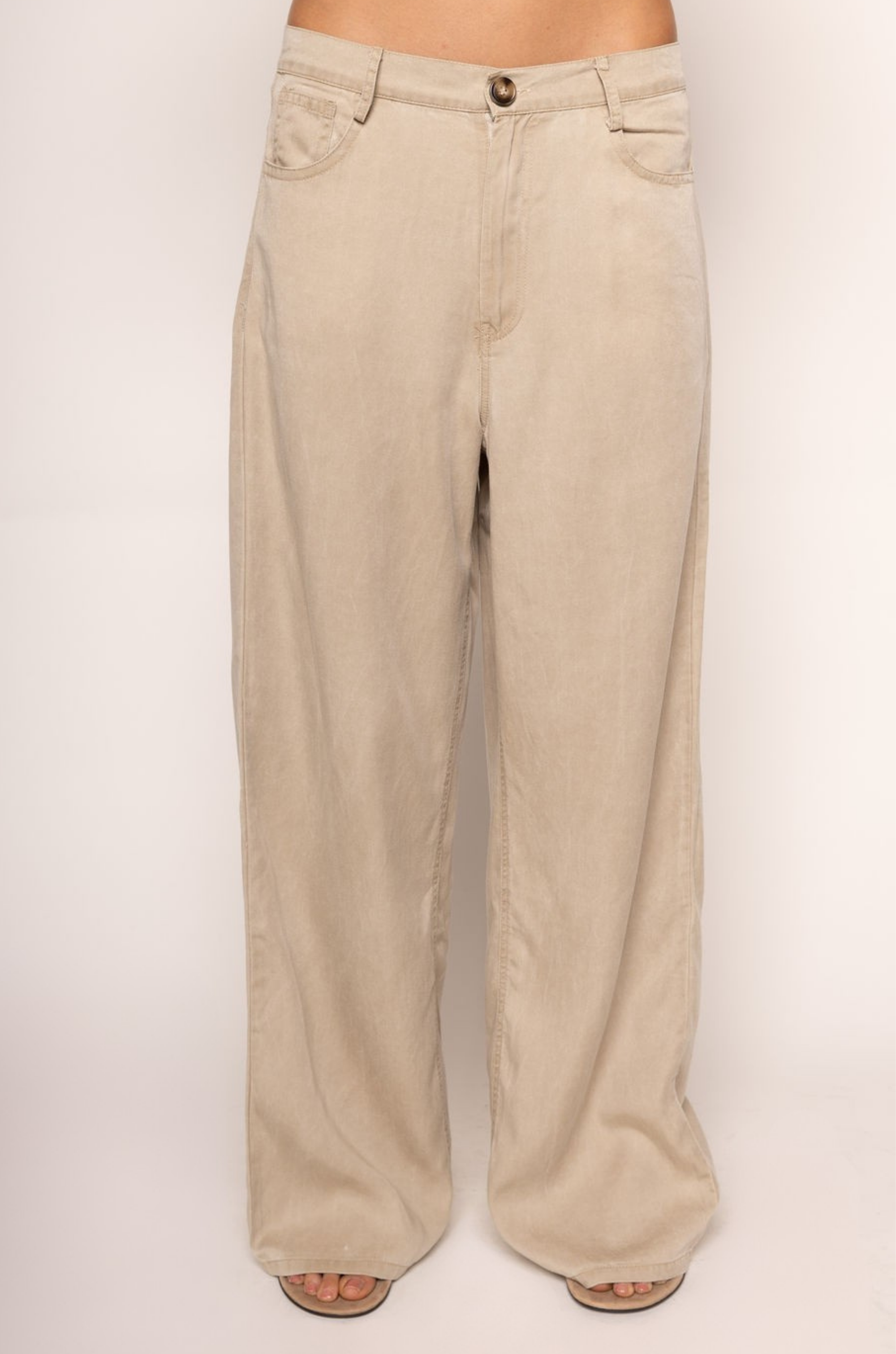 Washed wide leg pants
5 pocket construction
Button and fly closure
Belt loops
beige trouser pants
work wear
cute work wear pants