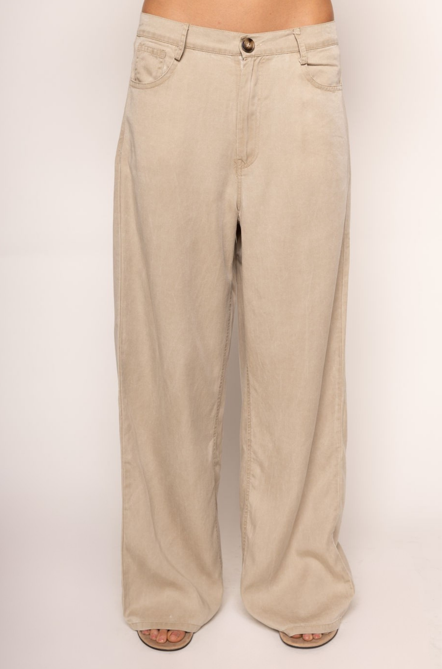 Washed wide leg pants
5 pocket construction
Button and fly closure
Belt loops
beige trouser pants
work wear
cute work wear pants