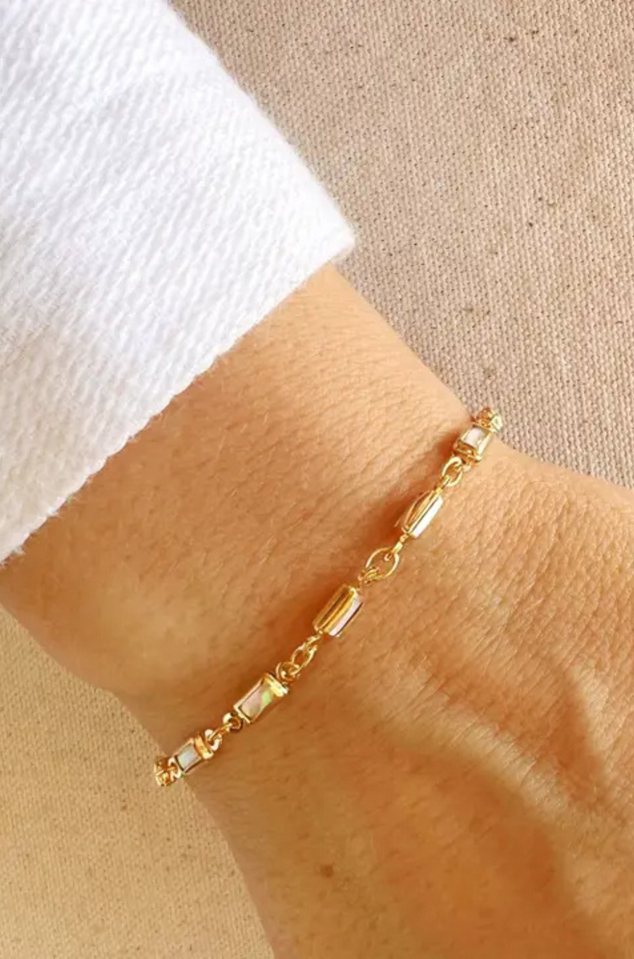 Delicate 18k Gold Filled Opal Bracelet
Lab Made Opals
Hypoallergenic jewelry
Nickel Free
Water resistant
Length: 7"
