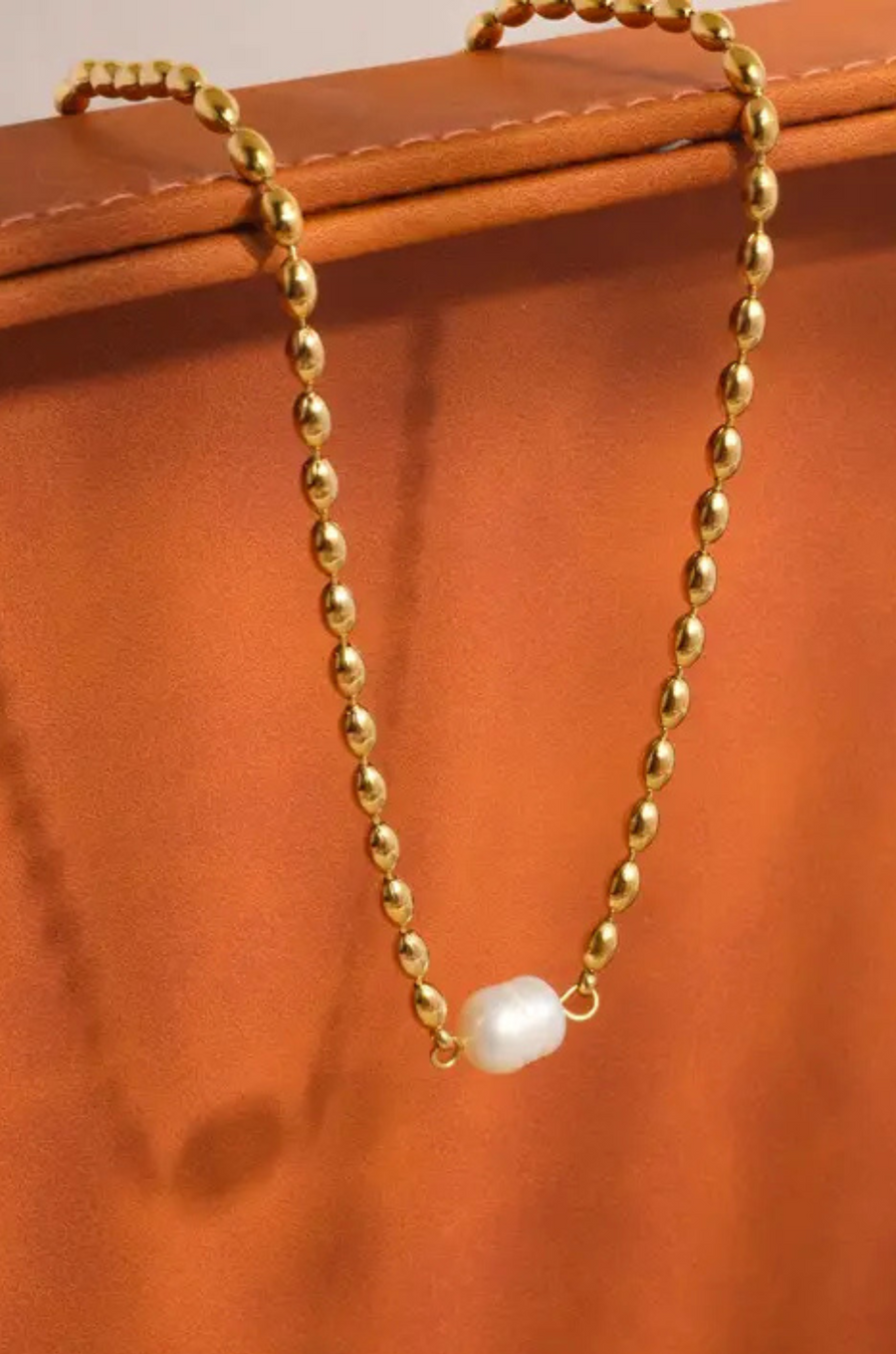 18K Gold Non-Tarnish Pearl Ball Chain Necklace
18K Gold Plating
Stainless Steel
Freshwater Pearl
Chain Length: 16" / Extension: 2"
Lead-free
Nickel-safe
Hypoallergenic
Water Resistant