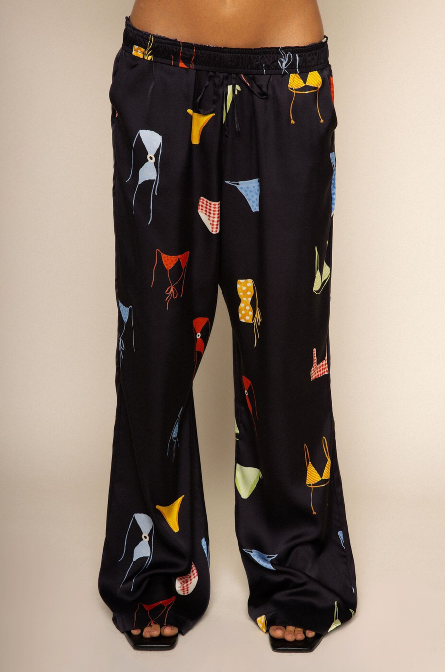 Satin wide leg pants
Bikini graphic printed
Elastic waistband with faux tie
Faux back pocket
Unlined
black bikini graphic pants
beach cover up
swim cover up