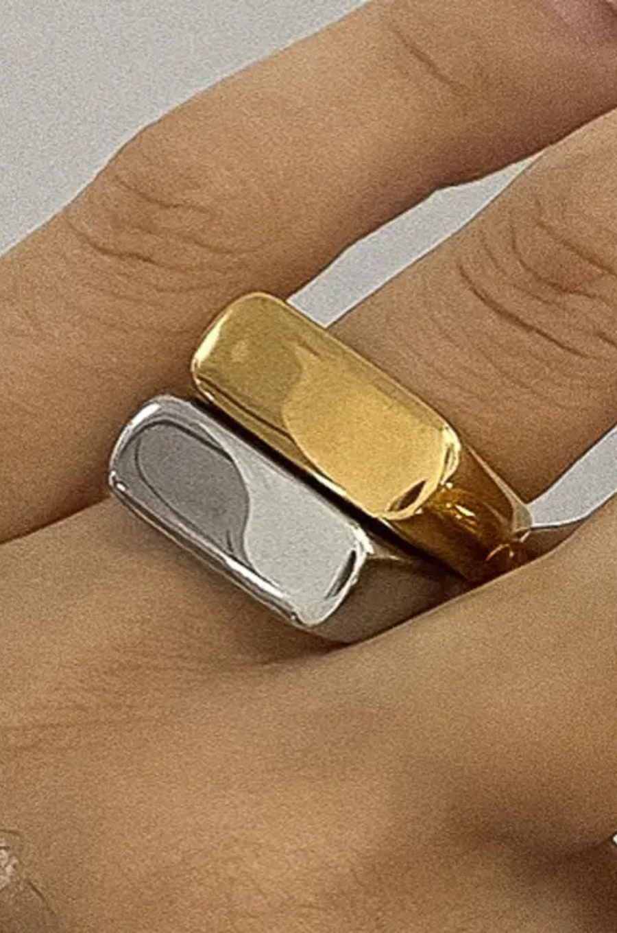 18K Gold Non-Tarnish Classic Signet Ring
18K Gold Plating
Stainless Steel
Size 7 Measurement: 0.682 Diameter/2.14 Circumference
Lead-free/Nickel-safe/Hypoallergenic/Water Resistant
silver ring