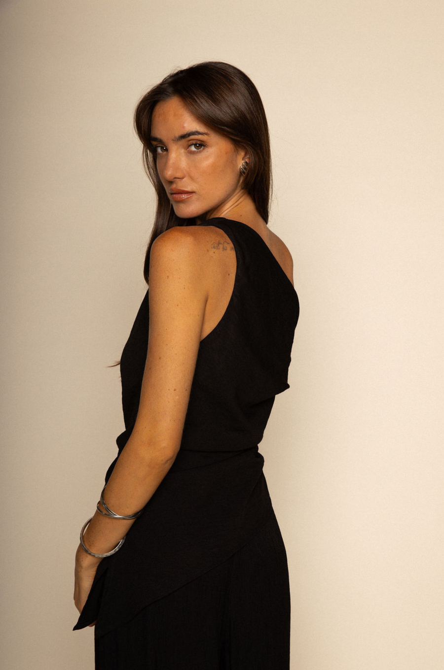 BLACK Woven off the shoulder tank top
Fixed straps
Twist strap
Ruched side
Asymmetric hem
Unlined
