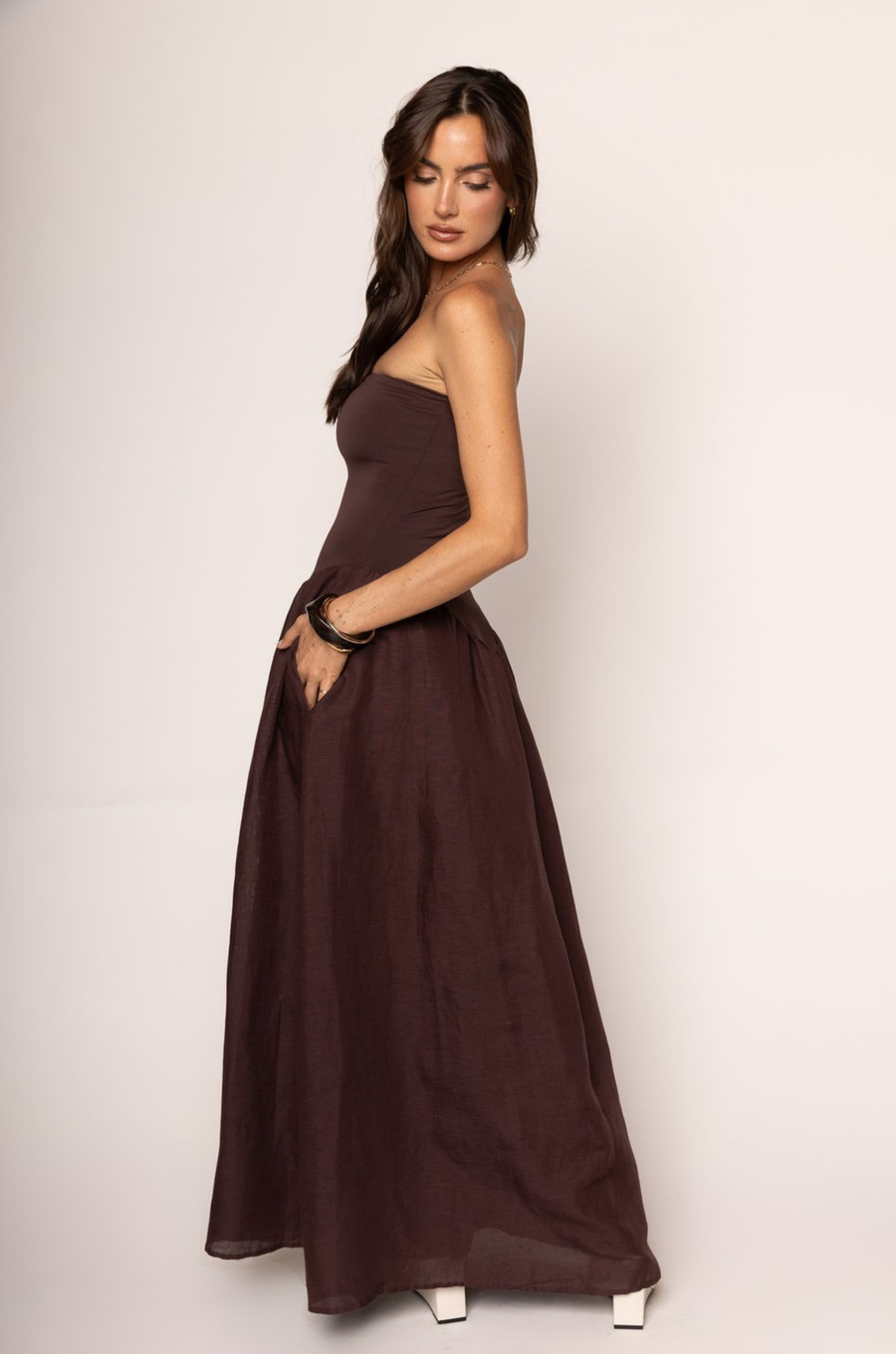 brown Strapless maxi dress
Fully lined bodice in butter soft knit
Flowy midi linen length skirt with pockets
brown wedding guest dress
fall wedding guest dress