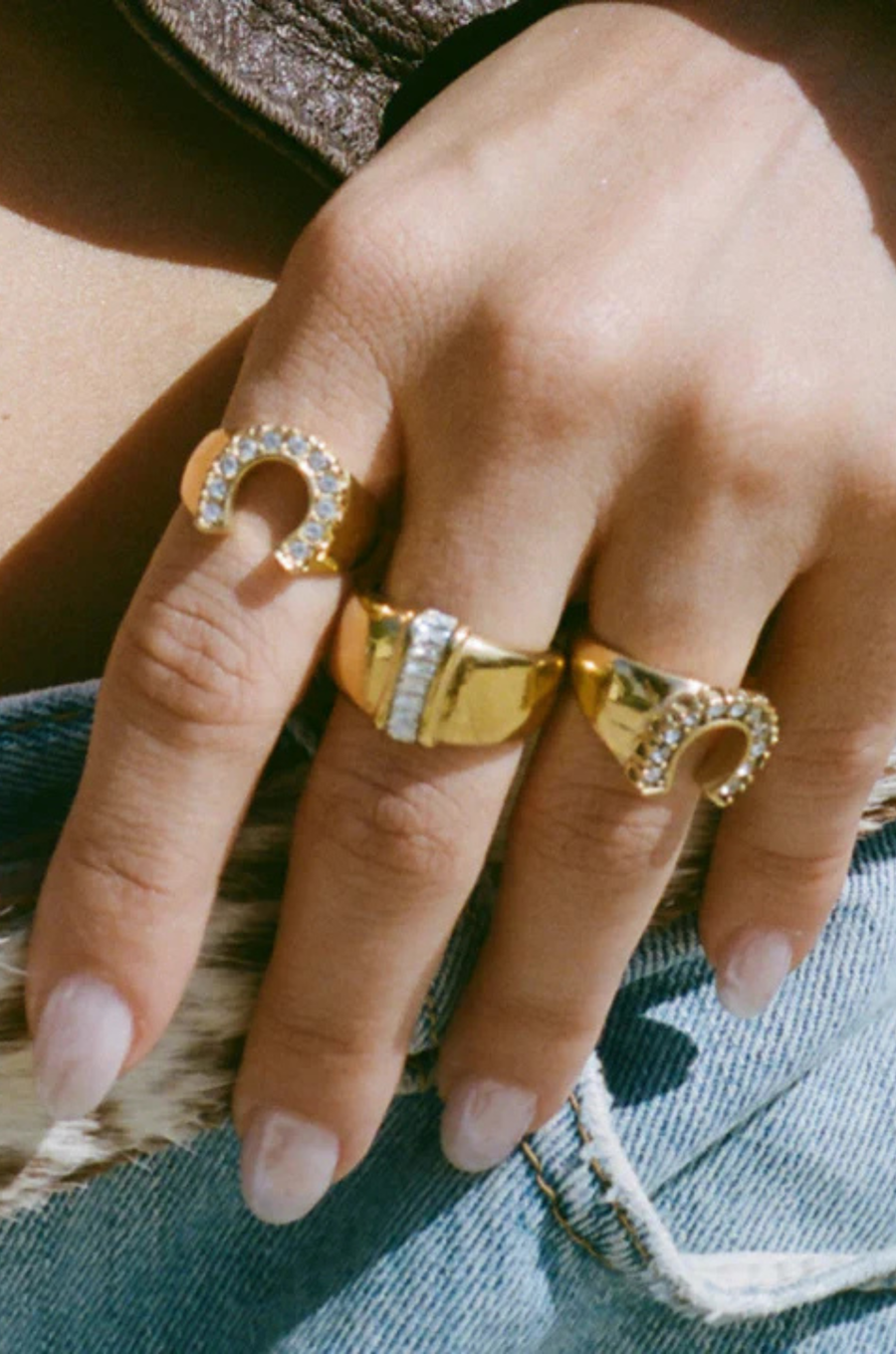 Featuring a bold horseshoe design
Studded with brilliant, sparkling crystals
Crafted from premium, tarnish-free stainless steel
Hypoallergenic nature ensures comfort and durability
gold horseshoe ring