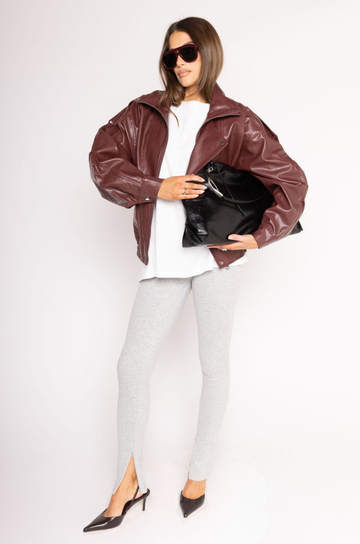 Faux leather oversized jacket
Zipper/button closure
Collared
2 side pockets
Elastic hem
Lined
oversized burgundy faux leather jacket