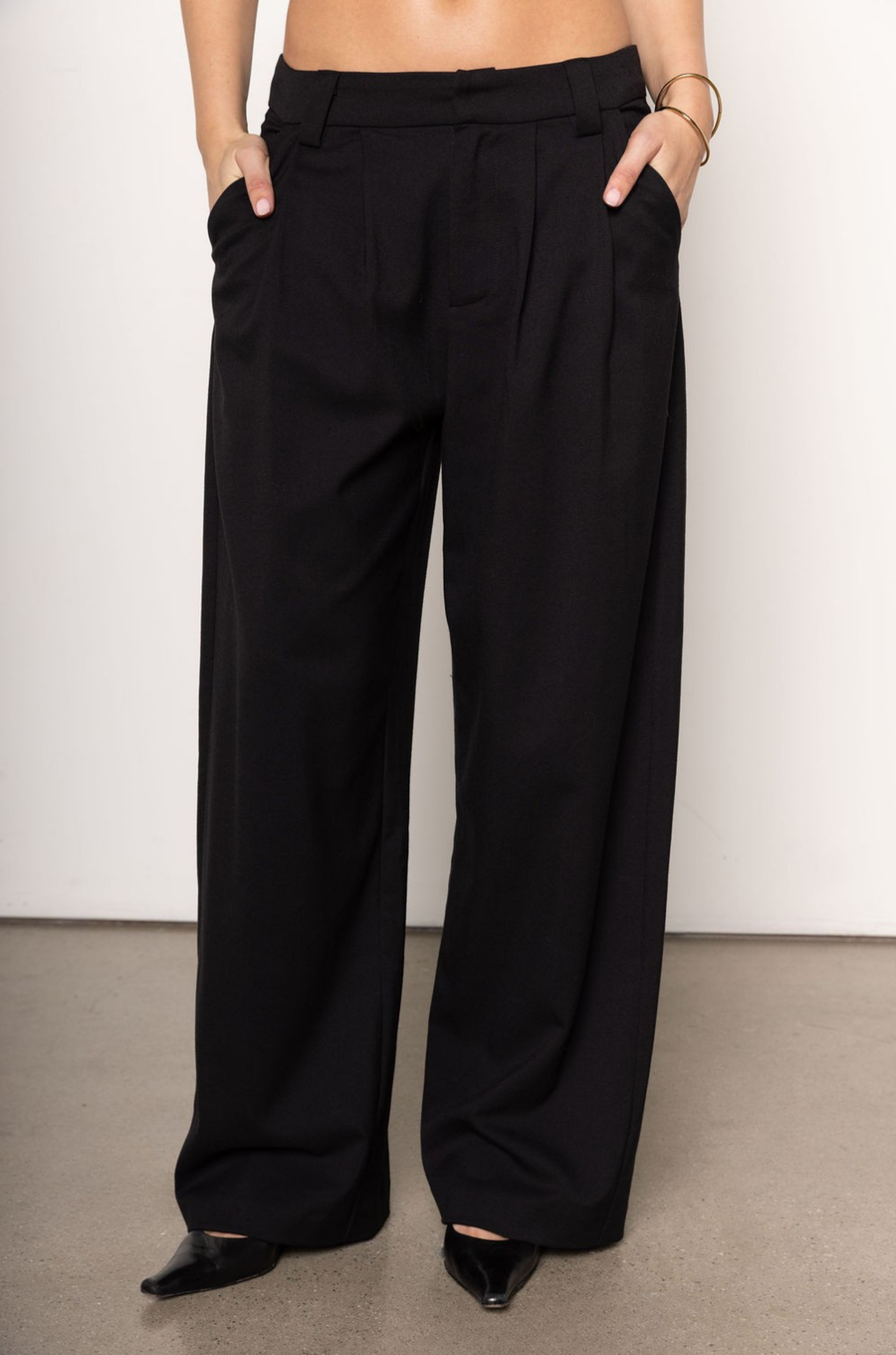 High waisted slack pants
4 pocket construction
Button fly closure
Pleating detail
Belt loops\Unlined
black slack pants
office pants
office wear
holiday outfit