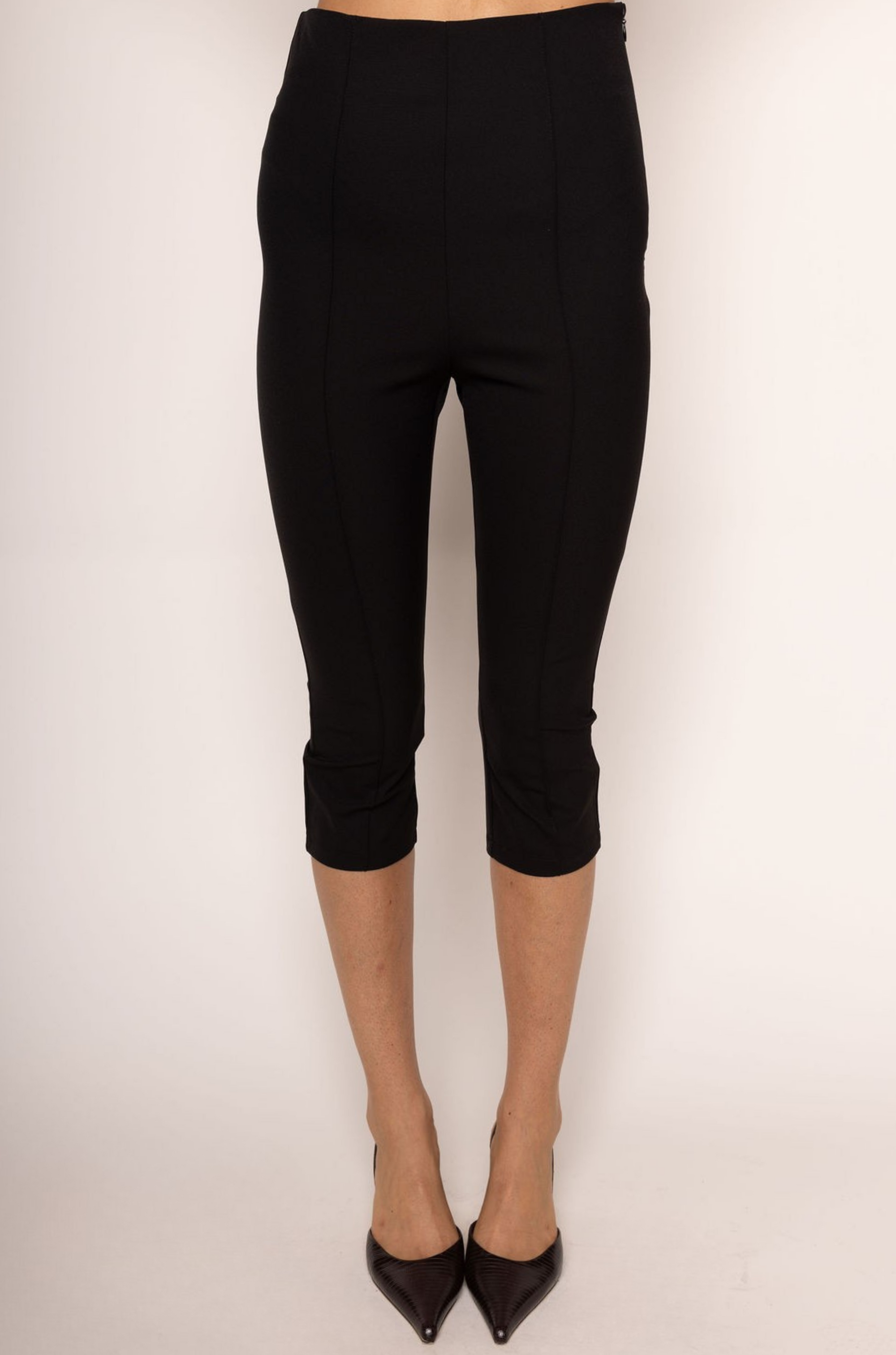 Knee length pants
Capri pants
Side zipper closure
Unlined
black capri pants