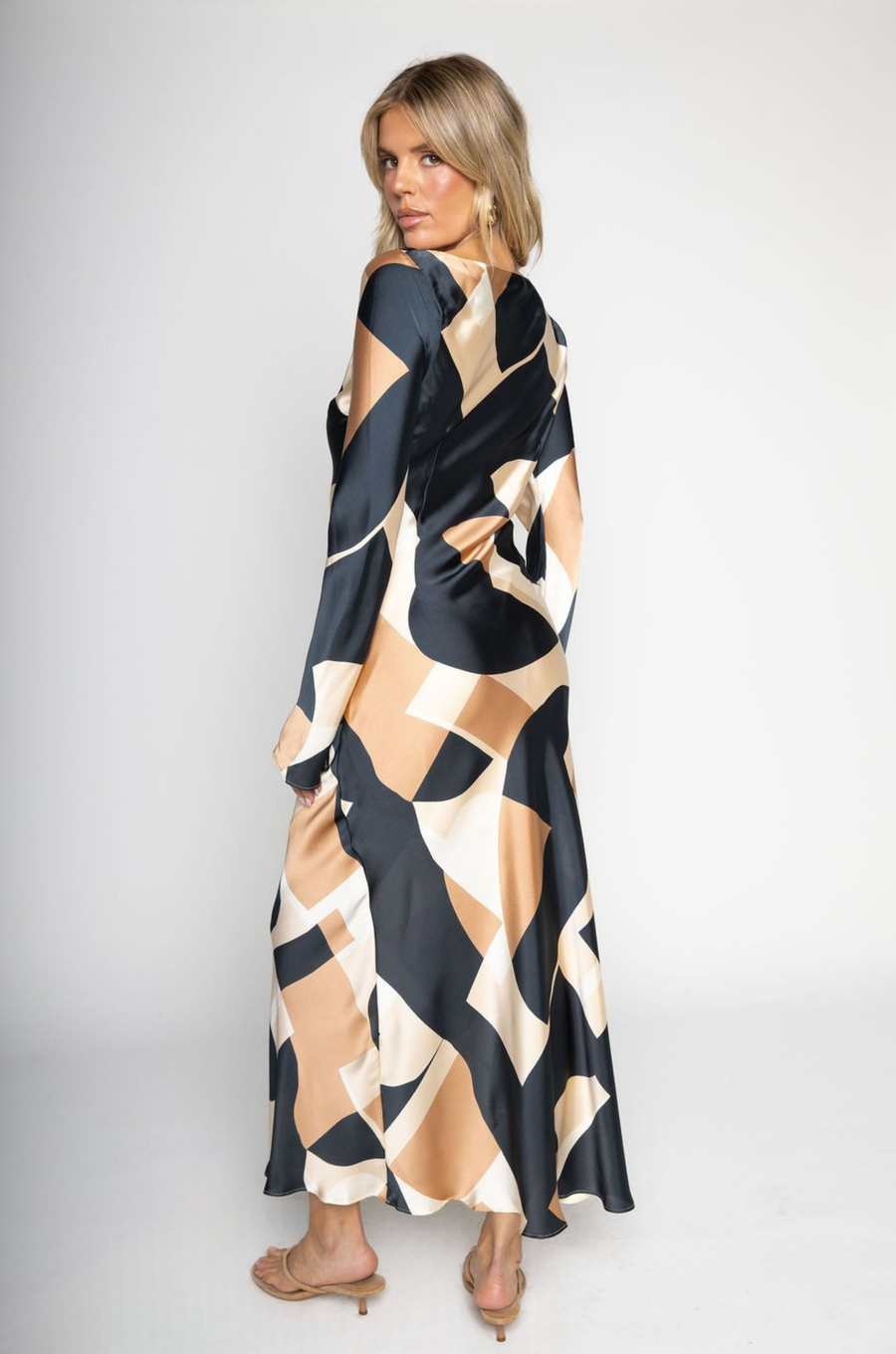 Satin long sleeve maxi dress
Geometric graphic printed
Unlined
fall wedding guest maxi dress