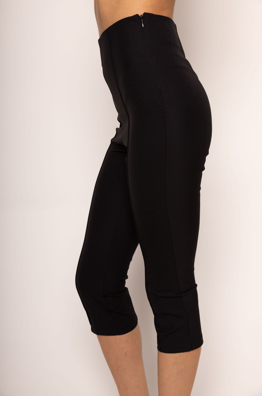 Knee length pants
Capri pants
Side zipper closure
Unlined
black capri pants