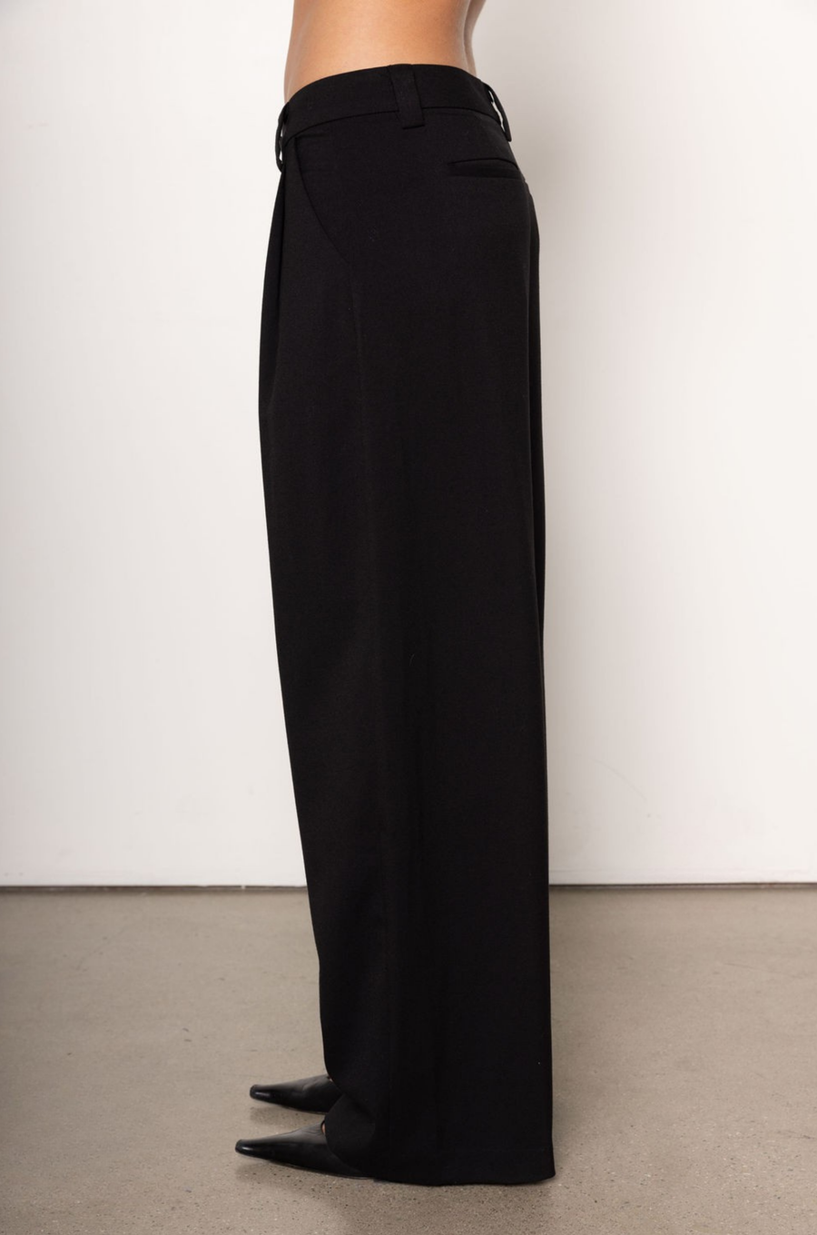 High waisted slack pants
4 pocket construction
Button fly closure
Pleating detail
Belt loops\Unlined
black slack pants
office pants
office wear
holiday outfit