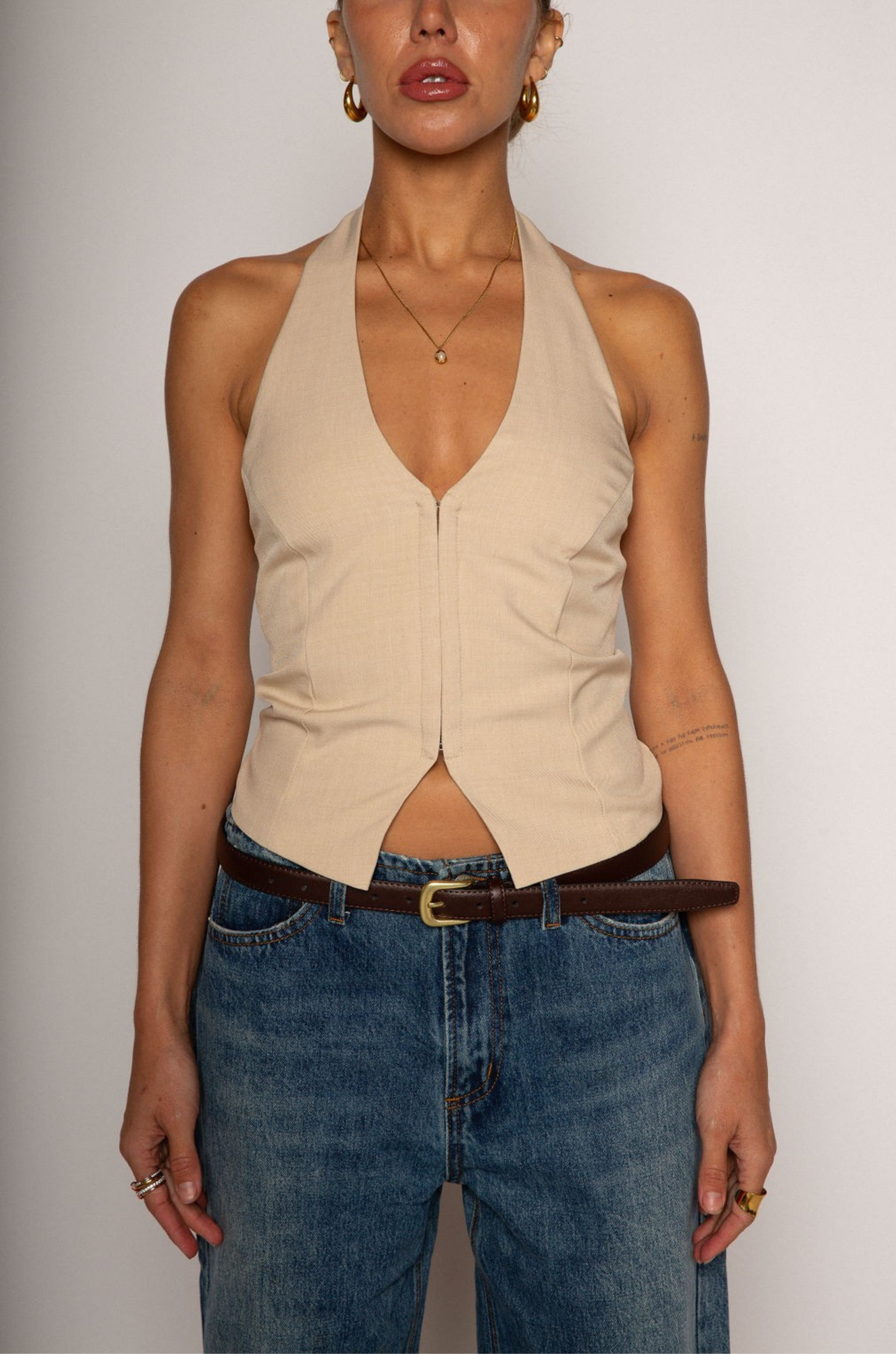 Woven vest halter top with button closure
Front eye hook closures
V cut detailing
Lined
going out top
summer top
spring top