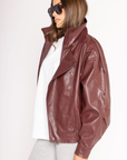 Faux leather oversized jacket
Zipper/button closure
Collared
2 side pockets
Elastic hem
Lined
oversized burgundy faux leather jacket